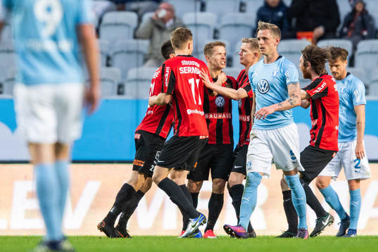 Brommapojkarnas Bajram Ajeti jublar med lagkamrater