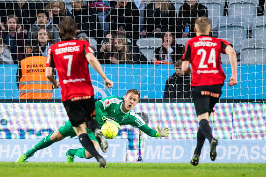 Malmö FFs målvakt Johan Dahlin släpper in 1-1-målet på