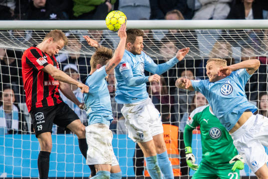 Malmö FFs Sören Rieks tar bollen med handen och domaren