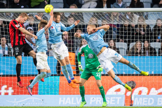 Malmö FFs Sören Rieks tar bollen med handen och domaren