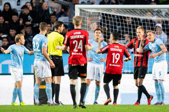 Domare Magnus Lindgren dömer straff till Brommapojkarna