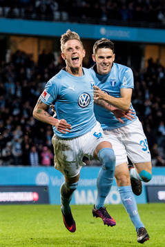 Malmö FFs Sören Rieks jublar med Samuel Adrian