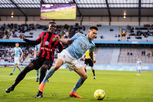 Brommapojkarnas David Ochieng och Malmö FFs Arnór Ingvi