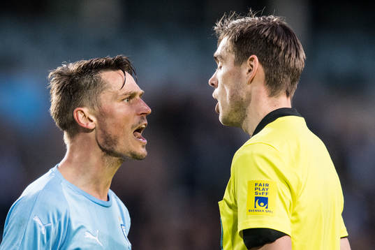 Malmö FFs Markus Rosenberg skäller på domare Magnus