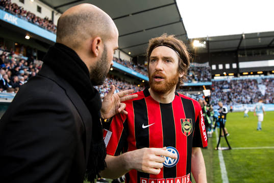 Brommapojkarnas Markus Gustafsson i samtal med tränare