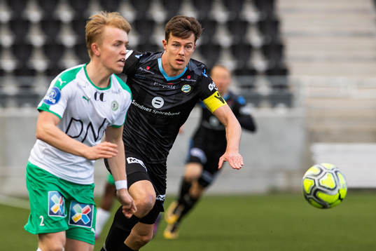 Morten Renå Olsen of HamKam and Niels Vorthoren of Sandnes