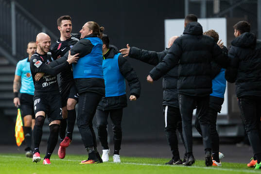 AFC Eskilstuna Kadir Hodzic jublar med lagkamrater
