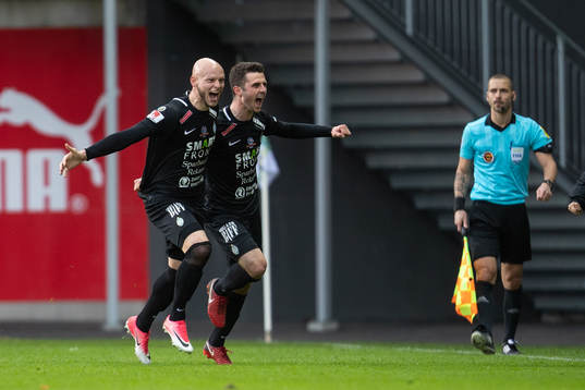 AFC Eskilstuna Kadir Hodzic jublar med lagkamrater