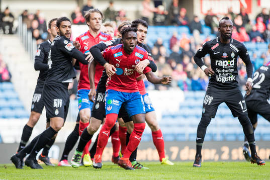 Helsingborgs Mamudo Moro blir fasthållen av AFC
