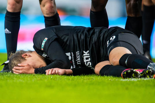 AFC Eskilstunas Felix Michel ligger ner