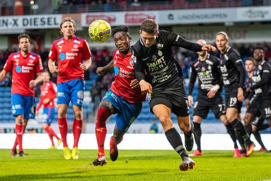 Helsingborgs Mamudo Moro och AFC Eskilstunas Kadir Hodzic i