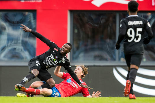 AFC Eskilstunas Oke Akpoveta  och Helsingborgs Carl