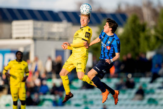 Elliot Käck of Start and Hugo Vegard Vetlesen of Stabæk