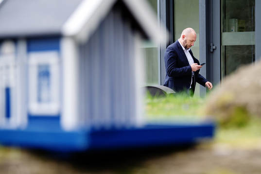 Klubbdirektör Max Markusson tittar i telefonen i samband