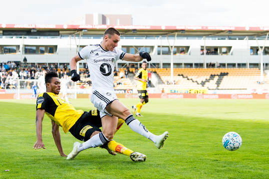 Charles Ezeh of Lillestrøm and Jonathan Levi of Rosenborg