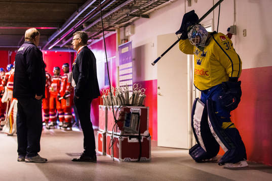 Sveriges målvakt Anders Nilsson förbereder sig innan