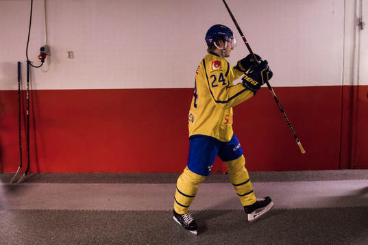 Sveriges Lias Andersson innan ishockeymatchen i Sweden