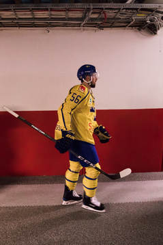 Sveriges Erik Gustafsson innan ishockeymatchen i Sweden