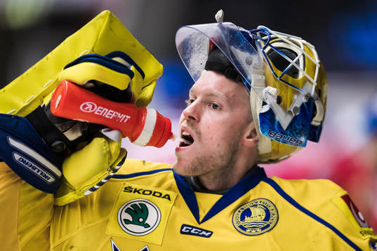 Sveriges målvakt Magnus Hellberg innan ishockeymatchen i