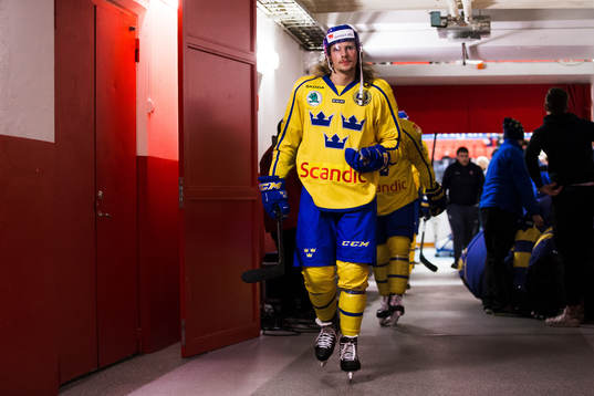 Sveriges Axel Jonsson Fjällby innan ishockeymatchen i