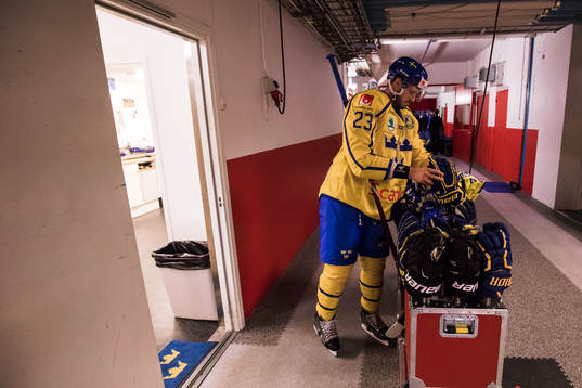 Sveriges Oliver Ekman Larsson hänger handskar på tork