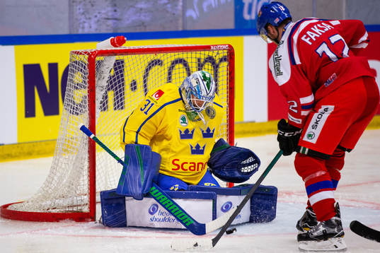 Sveriges målvakt Anders Nilsson räddar ett från