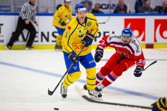 Sveriges John Klingberg och Tjeckiens Matej Stransky i kamp