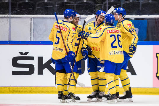 Sveriges Jacob Nilsson jublar med lagkamrater