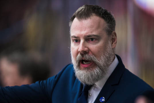 Sveriges förbundskapten Rikard Grönborg reagerar