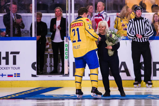 Sveriges Lawrence Pilut tilldelas ett pris av