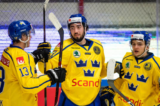 Sveriges Mika Zibanejad (mitten) jublar med lagkamrater