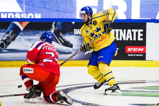 Sveriges Mika Zibanejad med ett skott mot mål