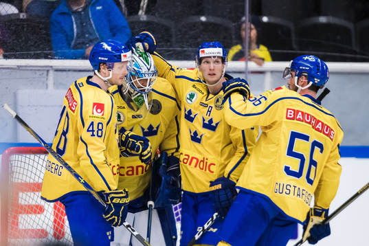 Sveriges målvakt Anders Nilsson gratuleras av Carl