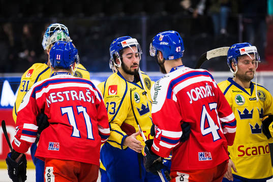 Sveriges Mika Zibanejad tackar Tjeckiens  Andrej Nestrasil
