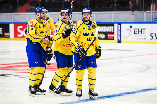 Sveriges Mika Zibanejad ler med Mattias Janmark och Adam