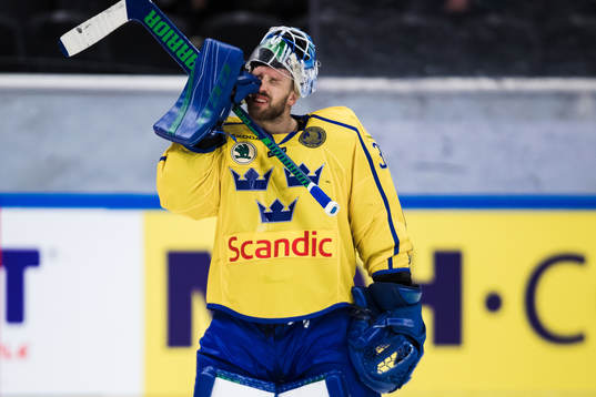 Sveriges målvakt Anders Nilsson reagerar