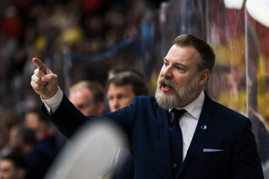 Sveriges förbundskapten Rikard Grönborg reagerar