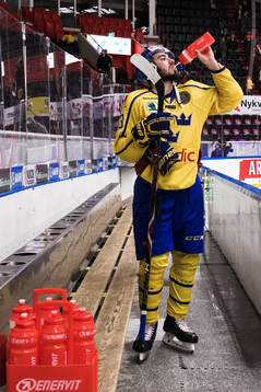 Sveriges Mika Zibanejad dricker vatten