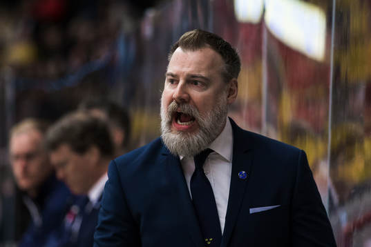 Sveriges förbundskapten Rikard Grönborg reagerar