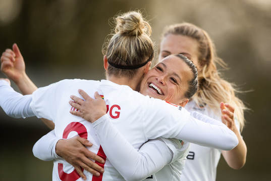 Rosengårds Anja Mittag kramas om av Alexandra Lowe Riley