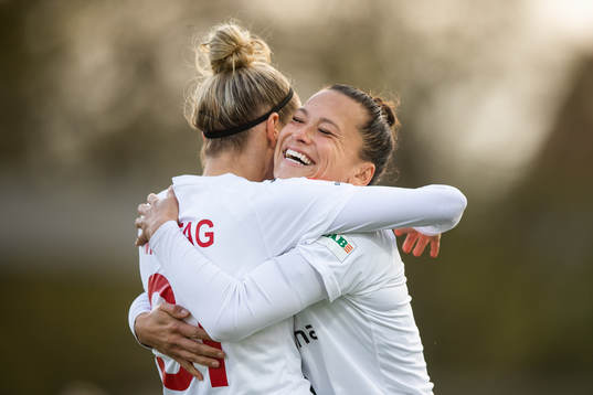 Rosengårds Anja Mittag kramas om av Alexandra Lowe Riley