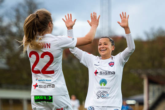Rosengårds Fiona Brown jublar med Alexandra Lowe Riley