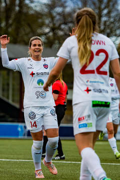 Rosengårds Hanna Folkesson jublar mot Fiona Brown som