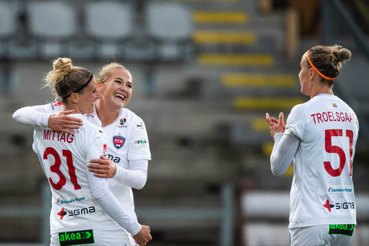 Rosengårds Anja Mittag och Lisa-Marie Utland jublar med