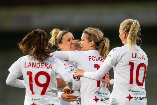 Rosengårds Anja Mittag (mitten) kramas om av Hanna