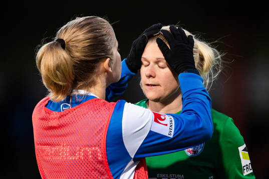 Eskilstunas målvakt Emelie Lundberg deppar och får tröst