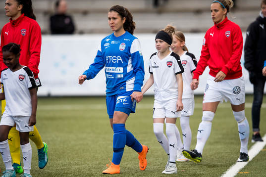 Eskilstunas Loreta Kullashi kommer in till  fotbollsmatchen