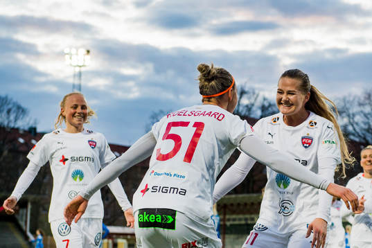 Rosengårds Lisa-Marie Utland kramas om av Sanne