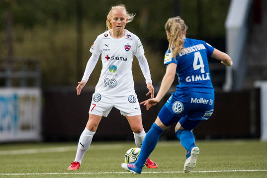 Rosengårds Ebba Wieder bevakar Eskilstunas Stina Niklasson