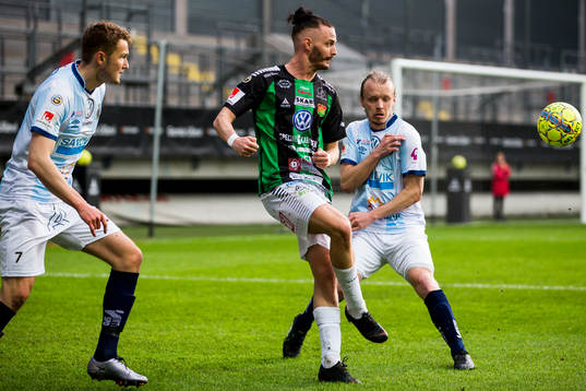 GAIS Jonas Lindberg mellan Gefles Piotr Johansson och Anton